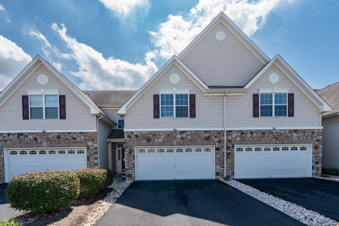 25 Blake Dr in Pennington, NJ - Building Photo