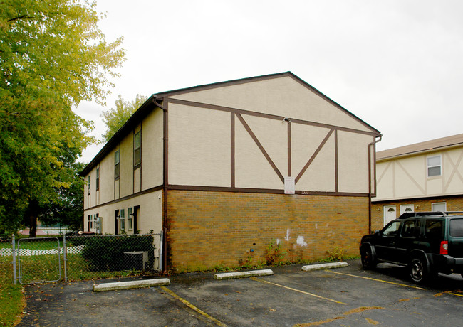 2227 Webster Canyon Ct in Columbus, OH - Foto de edificio - Building Photo