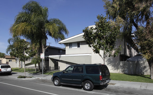 12 Townhouse Units Near Downtown Fullerton in Fullerton, CA - Foto de edificio - Building Photo