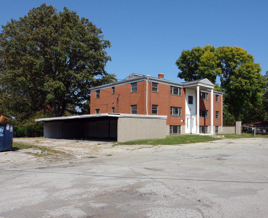 Colonial Arms Apartments in Youngstown, OH - Building Photo