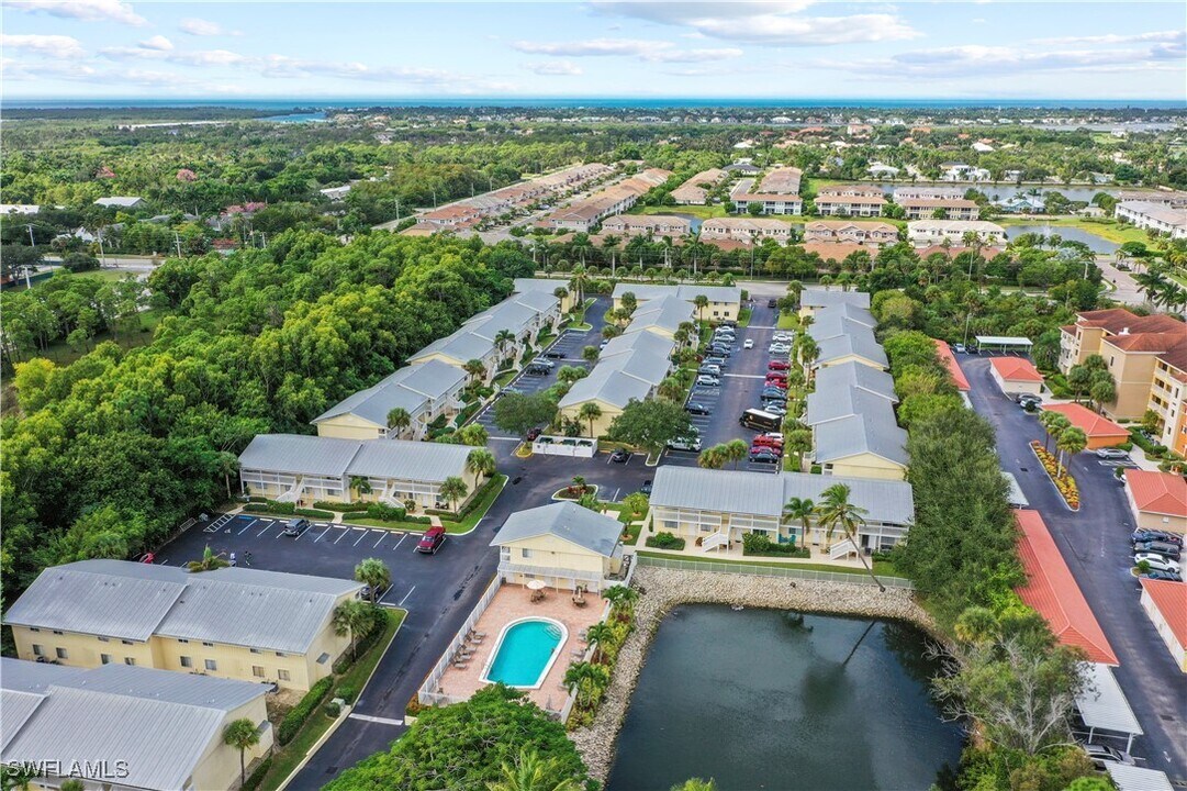 4607 Bayshore Dr in Naples, FL - Building Photo