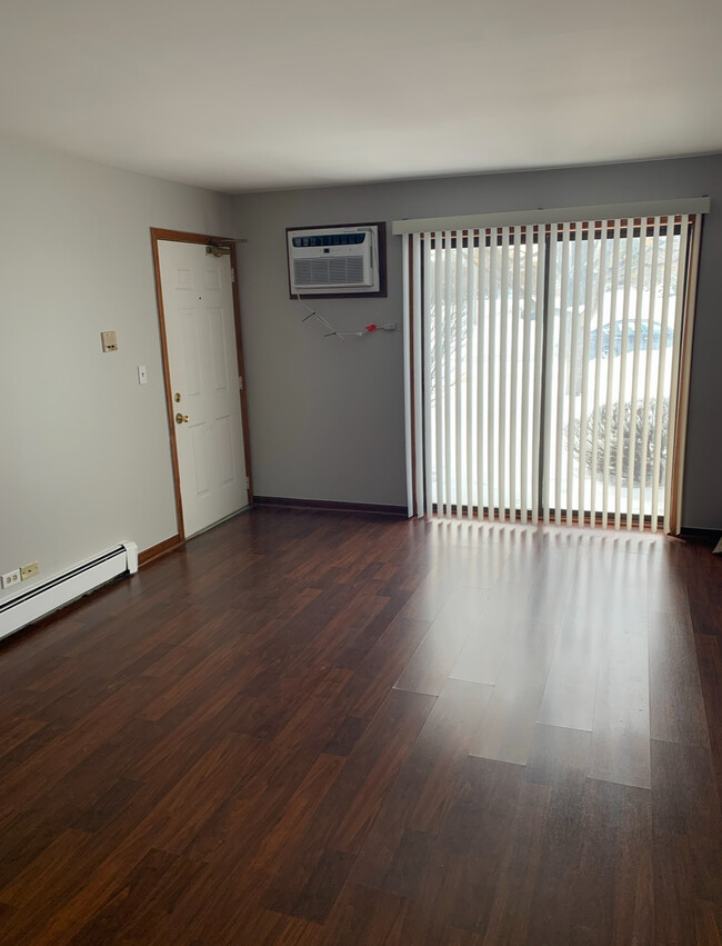 1200 Whispering Hills Ct, Unit 1B in Naperville, IL - Foto de edificio - Building Photo