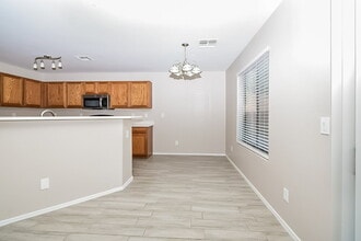 702 W Desert Blossom Dr in Green Valley, AZ - Foto de edificio - Building Photo