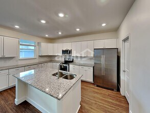 2402 E Tumbleweed Rd in Eagle Mountain, UT - Foto de edificio - Building Photo