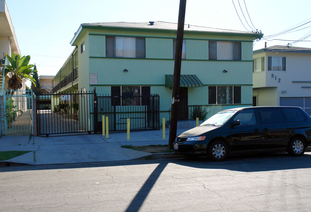 916 N Inglewood Ave in Inglewood, CA - Building Photo