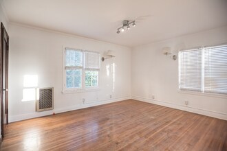 2021 Rodney Dr in Los Angeles, CA - Building Photo - Building Photo