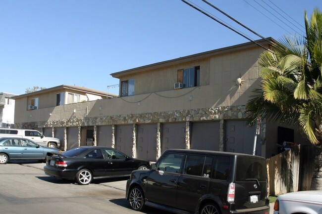 1674-1696 Newport Ave in Long Beach, CA - Building Photo - Building Photo