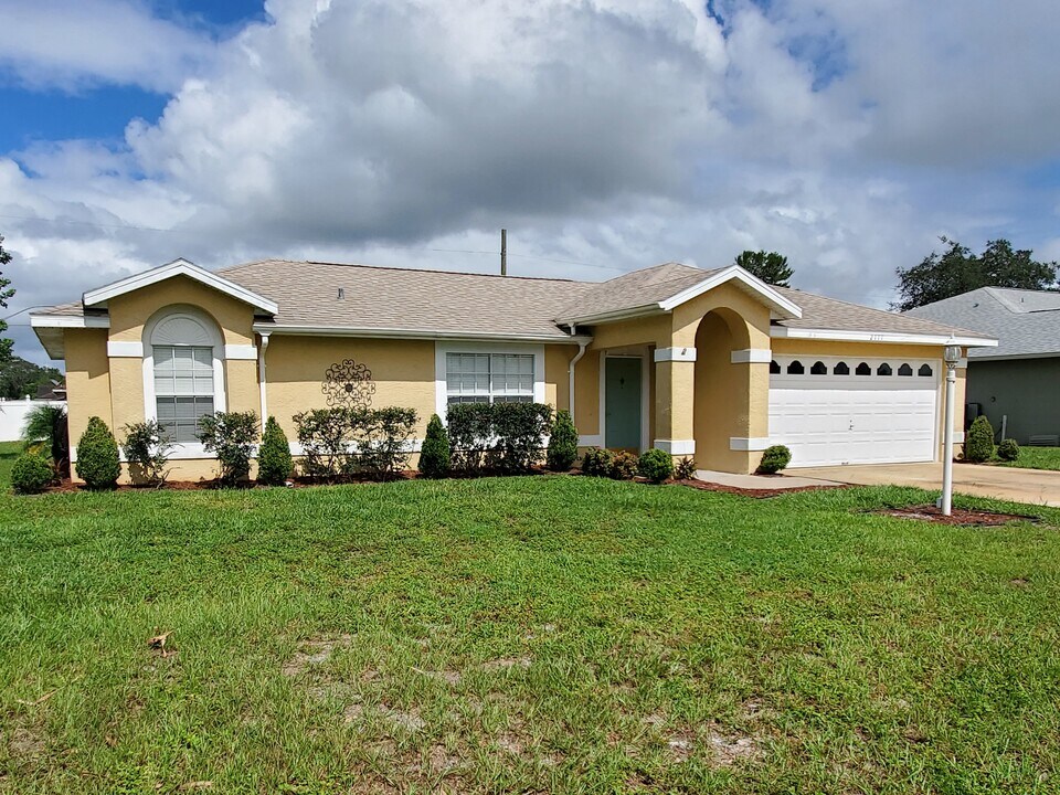 2777 W Covington Dr in Deltona, FL - Foto de edificio