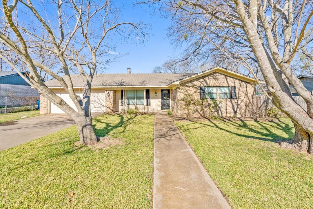 209 Alamosa Dr in Hewitt, TX - Building Photo