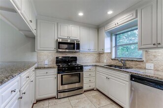 2130 Forest Oaks Dr in Dallas, TX - Building Photo - Building Photo