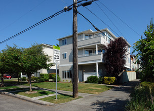 Ravenswood Apartments in Seattle, WA - Building Photo - Building Photo