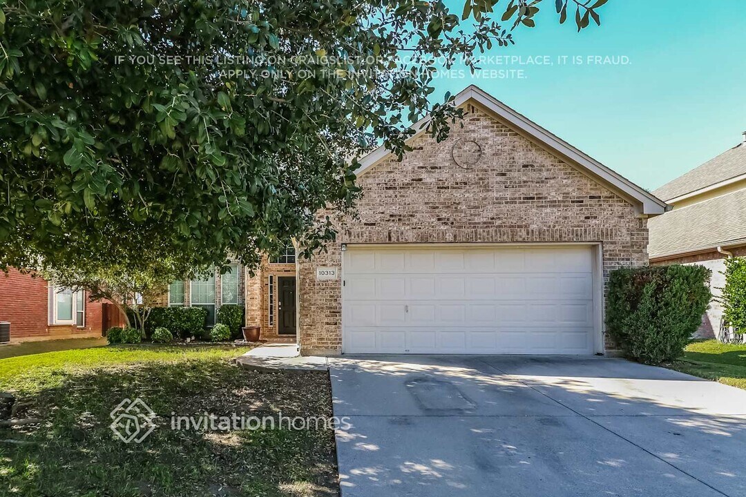 10313 Stoneside Ct in Fort Worth, TX - Building Photo