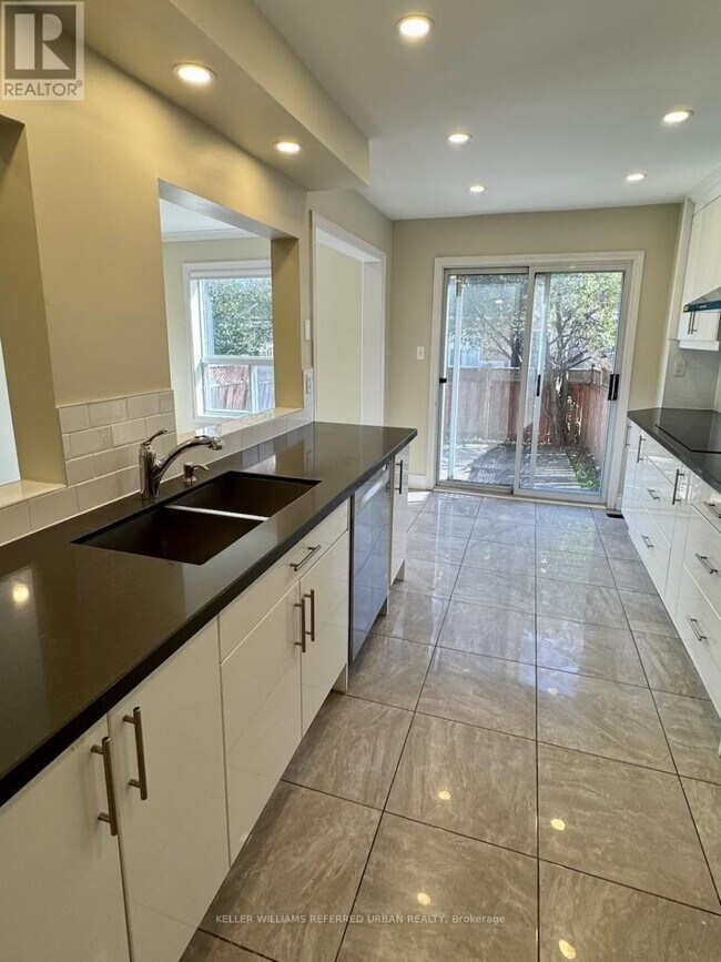 592 Leatherleaf Dr in Mississauga, ON - Building Photo - Building Photo