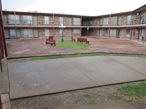 Magnolia Flats in Lawton, OK - Building Photo - Building Photo