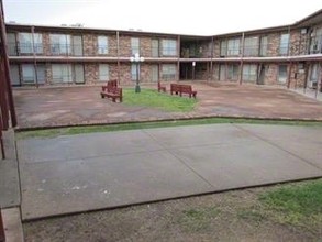 Magnolia Flats in Lawton, OK - Foto de edificio - Building Photo