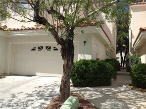 7636 Rolling View Dr in Las Vegas, NV - Building Photo - Building Photo