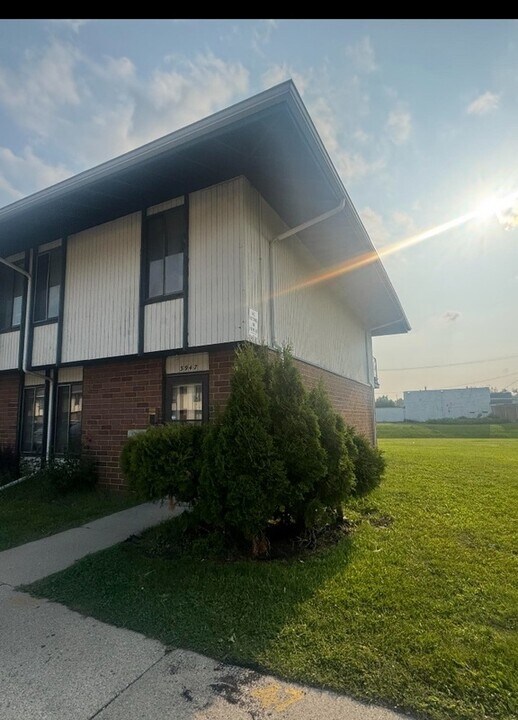 3912 S Sunset Dr in Milwaukee, WI - Building Photo
