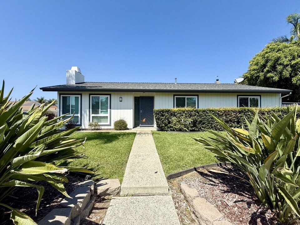 2286 Levante St in Carlsbad, CA - Building Photo