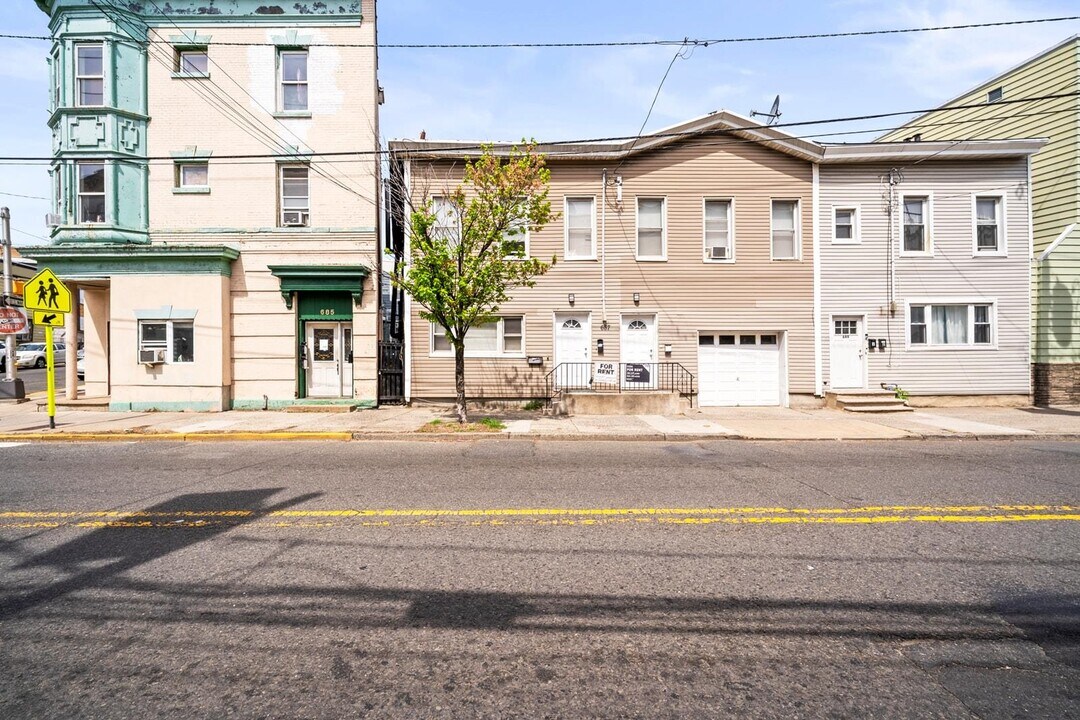 687 Summit Ave in Jersey City, NJ - Building Photo