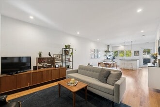 2455 W Ohio St in Chicago, IL - Building Photo - Building Photo