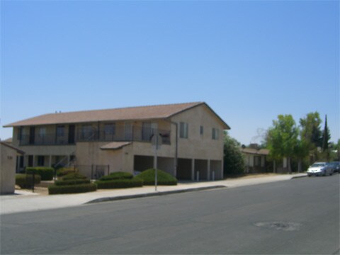 741 Upton Dr in Barstow, CA - Foto de edificio - Building Photo