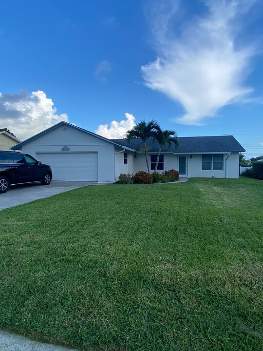 7399 SE Flamingo Way in Hobe Sound, FL - Building Photo