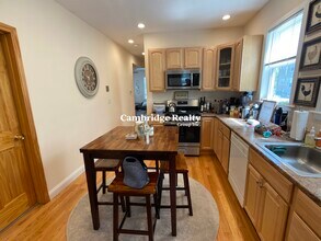 20 Radcliffe Rd, Unit 1 in Somerville, MA - Foto de edificio - Building Photo