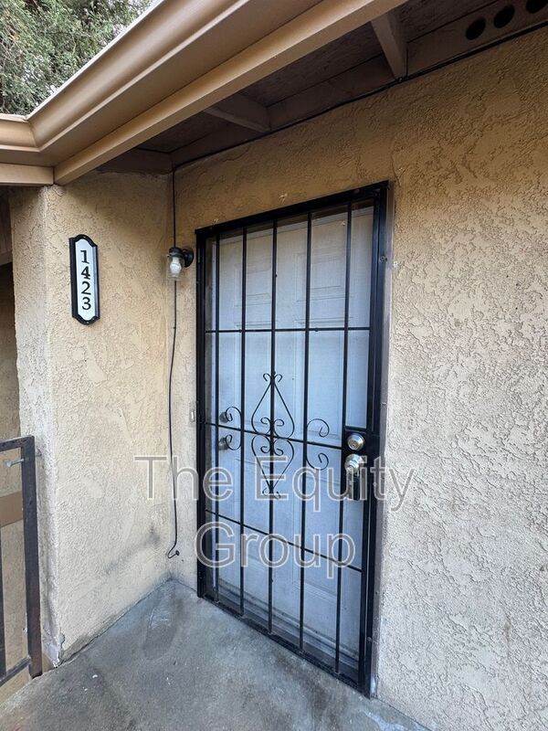 1423 E Douglas Ave in Visalia, CA - Building Photo - Building Photo