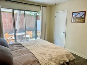 8207 De Longpre Ave in West Hollywood, CA - Building Photo - Building Photo