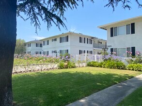933 W Huntington Dr in Arcadia, CA - Building Photo - Building Photo