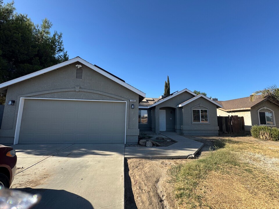 1298 W Cortner St in Hanford, CA - Building Photo