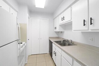 5929 Queensloch Dr in Houston, TX - Building Photo - Building Photo
