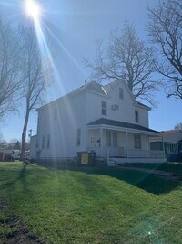 211 Pershing Ave N photo'