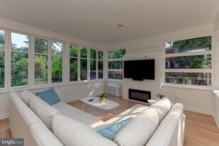 1723 Oakcrest Dr in Alexandria, VA - Building Photo