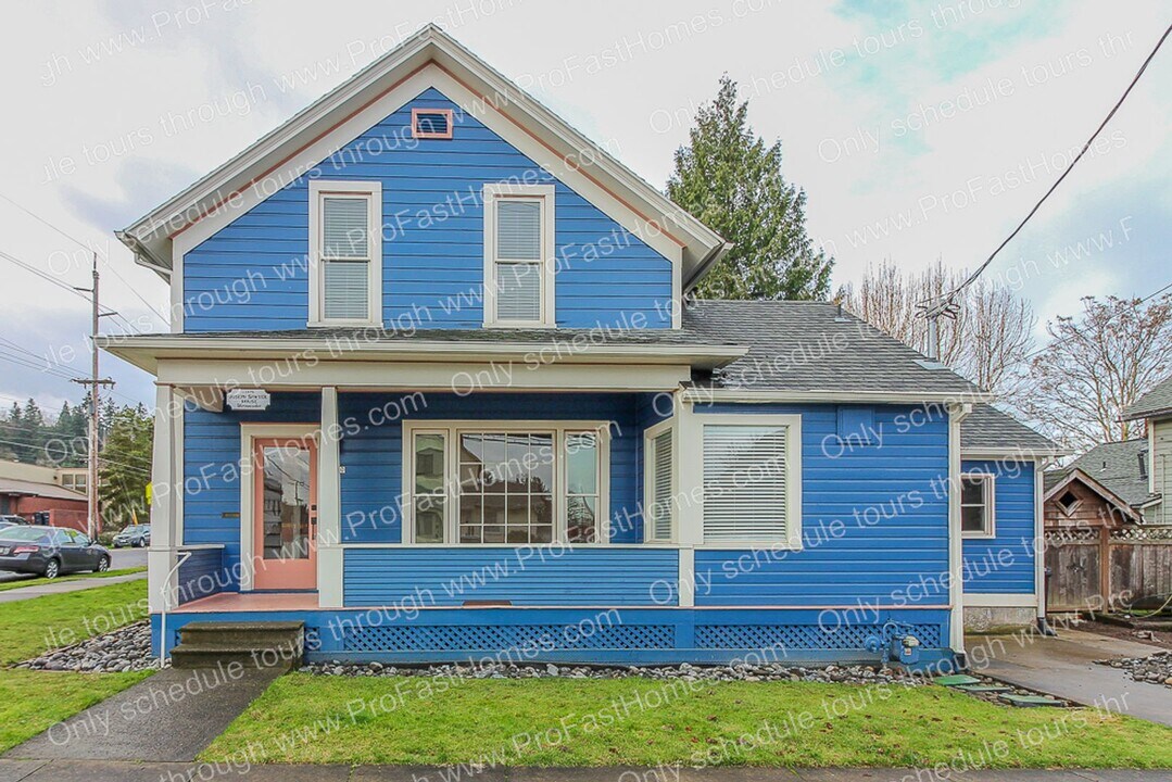 520 6th St in Oregon City, OR - Building Photo
