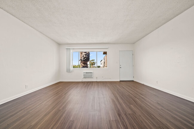 1000 E 32nd St, Unit D in Signal Hill, CA - Foto de edificio - Building Photo