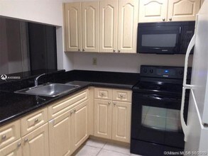 8145 NW 7th St-Unit -102 in Miami, FL - Building Photo - Building Photo