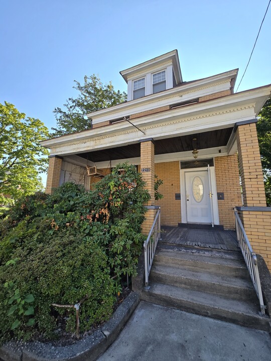 2268 Dellrose St in Pittsburgh, PA - Building Photo