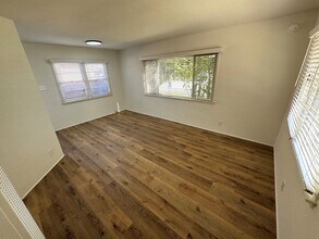 209-213 Lang St in Ventura, CA - Foto de edificio - Building Photo