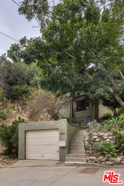 681 Quail Dr in Los Angeles, CA - Foto de edificio