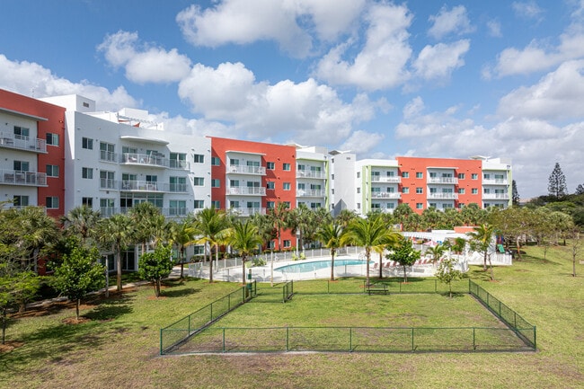 The Club at Crystal Lake in Deerfield Beach, FL - Building Photo - Building Photo