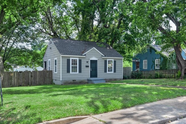 2583 Madison Ave in Memphis, TN - Building Photo - Building Photo