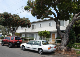 302 S Myers St in Oceanside, CA - Foto de edificio - Building Photo