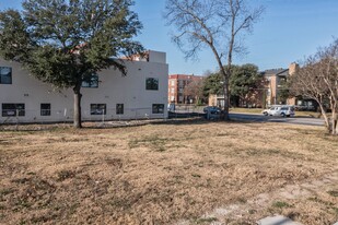 Las Brisas Manor in Dallas, TX - Foto de edificio - Building Photo