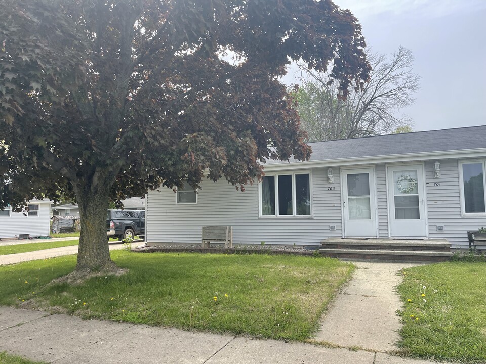 703 Coolidge Ave in Little Chute, WI - Building Photo