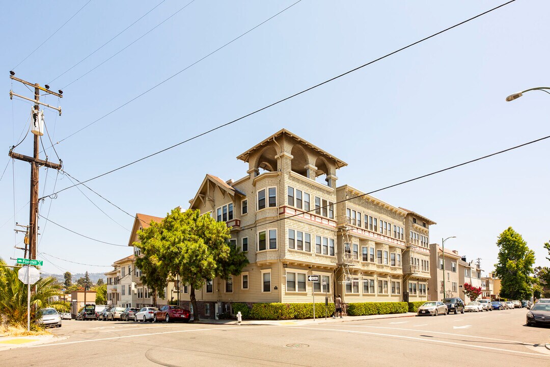 Vue De Lac Apartments in Oakland, CA - Building Photo