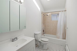 370 Bayville Ave in Bayville, NY - Building Photo - Building Photo
