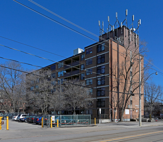 Donvale Manor in Toronto, ON - Building Photo - Building Photo