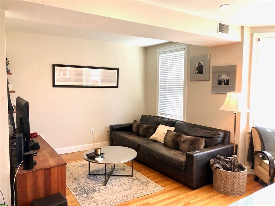 18 Plymouth St in Cambridge, MA - Building Photo