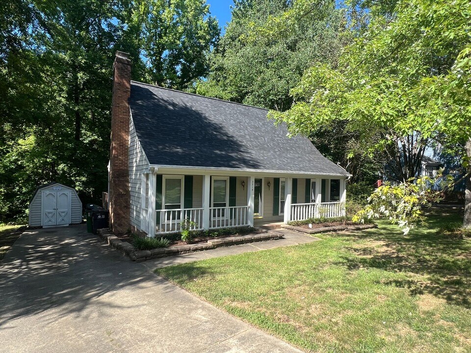 2319 Oak Leigh Dr in Charlotte, NC - Building Photo